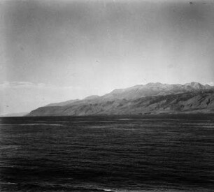 Küste nahe Kap Lithino : Nahe Kap Lithino an der Südküste von Kreta vom Wasser aus aufgenommen.
