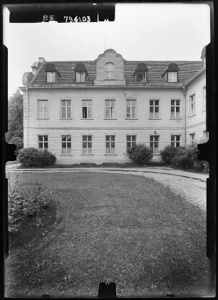 Fürstenberg/Havel, Unter den Linden 58. Schloß (1741-1752; C. J. Löwe, Umbau 1913). Linker Seitenflügel. Hoffront