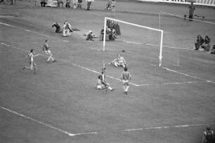 Fußballspiel KSC : 1. FC Saarbrücken im Wildparkstadion
