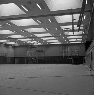 Sporteinrichtungen: Sporthalle: Barsbütteler Weg: Neubau vor Fertigstellung: Innenansicht: hinten an der Wand Sportgeräte