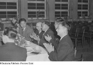Applaudierende chinesische Delegierte