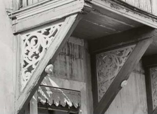 Radebeul, Mittlere Bergstraße 20. Wohnhaus (2. H. 19. Jh.) mit Stallanbau im ehem. Weingut "Hohenhaus". Balkon