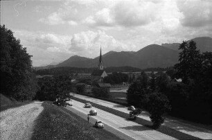 Frasdorf: Autobahn, Richtung Salzburg, mit Ort