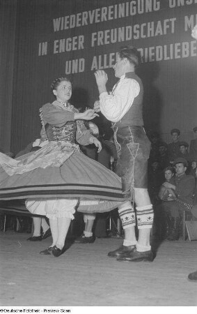 Ein tanzendes Paar in Tracht bei einer Veranstaltung zum Gedenken an die Völkerschlacht, im Hintergrund ein Orchester