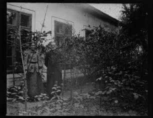 Ohne Titel (Ernestine Louise und Johann Traugott Zille vor ihrem Haus in Rummelsburg)