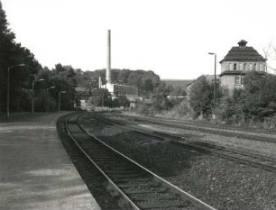 Roßwein, Bahndammstraße 6. Ehemalige Schuhfabrik Stadler. Ansicht über die Bahngleise mit heizwerk