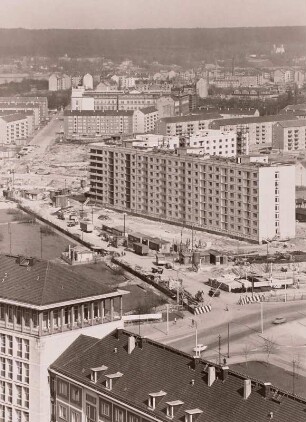 Dresden. Blick vom Rathausturm nach Nordosten über die Wohnblöcke an der Ernst-Thälmann-Straße zu den Neubauten am Pirnaischen Platz