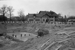 Abriss des alten "Kühlen Krug" im Zusammenhang mit dem Unterführungsbauwerk der Südtangente im Albgrün beim alten "Kühlen Krug"