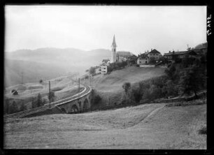 Österreich, Reith bei Seefeld. Ortsteilansicht mit Viadukt der Bahn Innsbruck - Mittenwald von Südosten