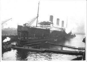Hamburg. Hochseepassagierdampfer "Vaterland" bei der Schiffswerft Blohm & Voß im Schwimmdock