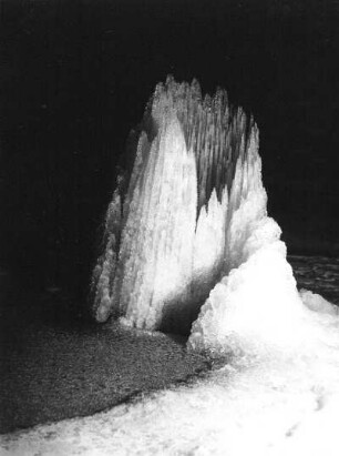 Annaberg-Buchholz. Vereister Springbrunnen im Annaberger Stadtpark. Nachtaufnahme