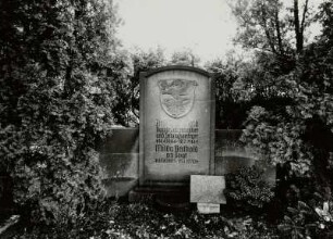 Grabmal für Arthur (gestorben 1944) und Milda Berthold (gestorben 1970)