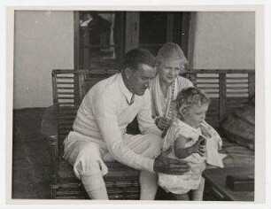Die Schauspielerin Ann Harding mit ihrem Mann Harry Bannister und ihrer Tochter Jane in ihrem Haus in Hollywood. von links: Harry Bannister, Jane und Ann Harding