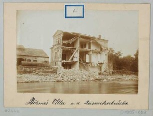 Die von der Wasserflut zerstörte Villa Böhme an der Weißeritzbrücke (ehemals Reisewitzer Brücke) an der Oederaner Straße (ehemals Hohenzollernstraße) in Dresden-Löbtau am 30./31. Juli 1897