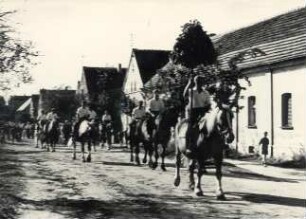 Hahnschlagen in Heinersbrück : Ort: Nowa wjas / Neuendorf. Hahnrupfen, der König reitet mit der Erntekrone durch das Dorf