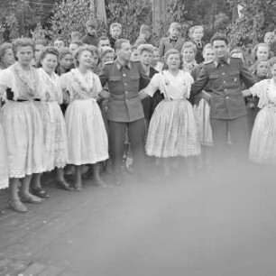 Kulturfest nach der Grundsteinlegung in Briesen. Junge Frauen in festlicher Spreewaldtracht. : Kulturny swjedźeń po połoženju zakładneho kamjenja w Brjazynje. Młode žony w Błótowskej swjedźenskej drasće.