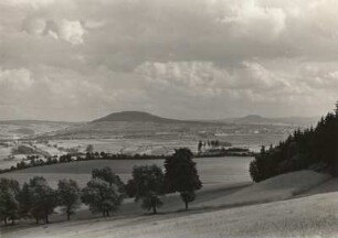 Erzgebirge. Pöhlberg (832 m) von Nordwesten. Im Mittelgrund rechts Annaberg, vorn Zschopautal