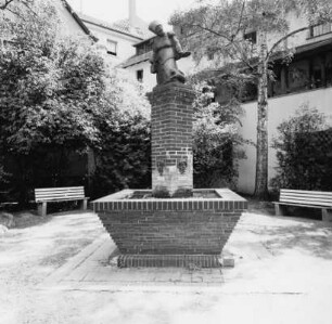 Parkanlage mit Brunnen (''Fraa vun Bensem''); Bensheim, An der Stadtmühle