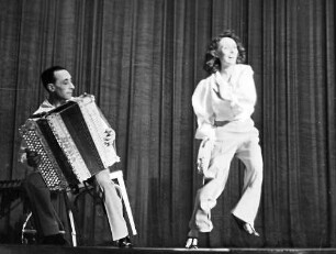 Wintergarten: Maria Valente tanzend; mit Begleitung