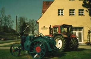 Lanz Bulldog vor Gebäude I der Landtechnik Weihenstephan, im Hintergrund Kamin der Molkerei