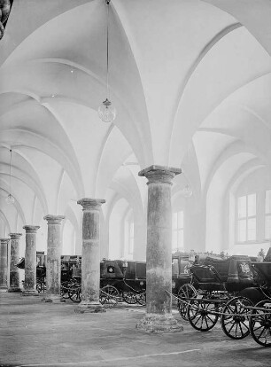 Johanneum. Wagenhalle im Erdgeschoss : Dresden, Johanneum (Stallgebäude). Historisches Museum (Rüstkammer). Ehemaliger Marstall, Erdgeschoßhalle im Ostflügel mit königlichen Reisewagen und Kutschen