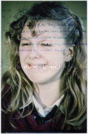 Porträt einer Schülerin mit Überblendung eines handschriftlichen, englischen Textes (Altersgruppe bis 14)