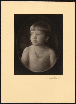 Dresden, Porträt eines jungen Mädchens : Dresden. Porträt eines jungen Mädchens, aufgenommen im Fotostudio Adolf Dous