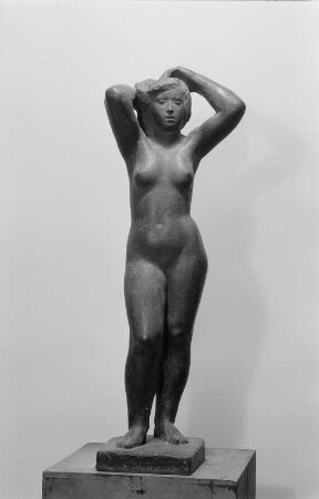 Stehendes Mädchen : Stehendes Mädchen. Bronze (1951; W. Arnold). Privatbesitz