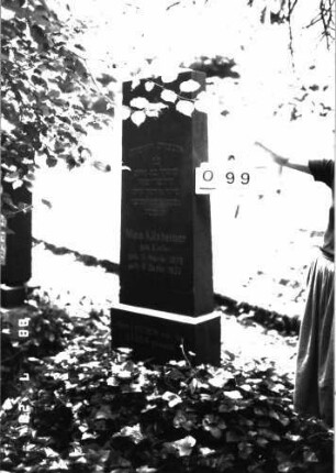 Grabstein 99 (Index: 100101330) Material: Granit Zustand: gut Maße HxBxT: 176x53x51 cm Beschreibung: Obelisk, Sockel Symbolik: Davidstern: Grabstein 99