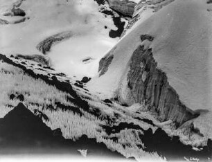 Gebirgsansicht : Von Schnee und Eis bedeckte berge in einem Gebirge.