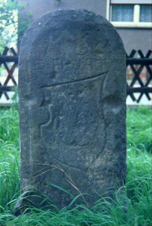 Grenzstein bei der Kirche, Fronstseite mit Wappen und Inschrift