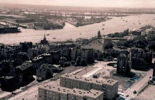 Hamburg: Blick von der Michaeliskirche auf Hafen und Landungsbrücke