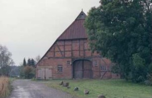 Schlamersdorf: Dorfstraße 11: Fachwerkhaus: Giebelseite Wirtschaftstrakt mit Scheunentor, Stalltor: links Feldweg