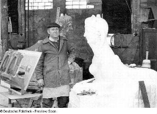 Opernhaus. Werkstatt der Steinmetzen mit Bauplastik (Sphinx) und Handwerker