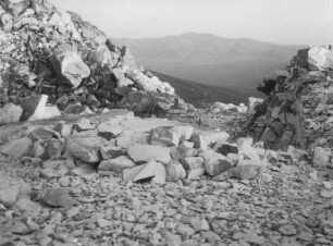 Steingeröll mit Berglandschaft im Hintergrund