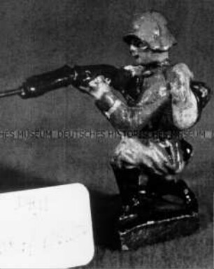 Infanterist im Anschlag, knieend