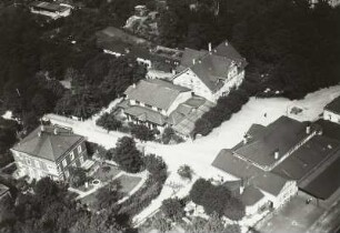 Dresden-Klotzsche, Bahnhofshotel und Empfangsgebäude des Bahnhofs, Luftbild-Schrägaufnahme von Südosten