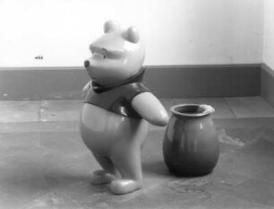 Ganz besonderer Honig : Schmöller, Heinz: Ganz besonderer Honig. Gips, Styropor, Keramik, Wachs, Lack. 2004. Dresden: Hochschule für Bildende Künste Dresden, Ausstellung Diplom 2004 vom 17.7.-29.8.2004. Raumaufnahme