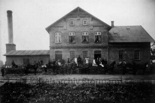 Reproduktion: Meierei Mollhagen-Sprenge: Fotografie von 1887: 75-jähriges Jubiläum der Meierei-Genossenschaft Todendorf-Mollhagen: Meiereigebäude: davor landwirtschaftliche Fuhrwerke bei der Milchanlieferung: diverse Personen