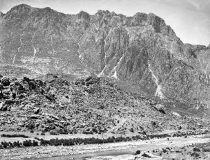 Höhenzug : Blick auf den Höhenzug des Djebel Babor, der von einer Schlucht durchschnitten wird.