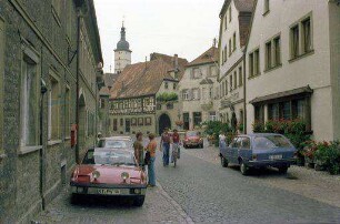 Mainbernheim: Hauptstraße mit Brunnen und Kirchturm