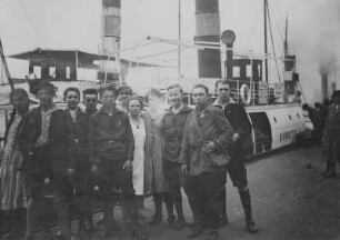 Delegierte des Kommunistischen Jugendverbandes Deutschlands (KVJD) aus Aue und Schwarzenberg zum Reichsjugendtag in Hamburg, Ostern 1927 : Delegierte des Kommunistischen Jugendverbandes Deutschlands (KVJD) zum Reichsjugendtag in Hamburg