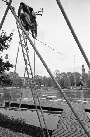 Gastspiel der Artistentruppe "Traber-Truppe" im Stadtgarten anlässlich der Bundesgartenschau.