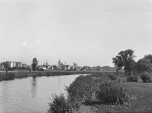 Flusslandschaft : Ein Flusslauf, dahinter eine Stadt