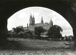 Meißen, Blick auf die Stadt : Meißen. Blick durch einen Brückenbogen bei Elbe-Niedrigwasser gegen den Burgberg von Südosten