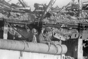 Grenzsoldat vor der Ruine des Hauses Vaterland am Potsdamer Platz