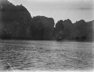 Felsformation : Blick vom Wasser auf frei stehende Felsen