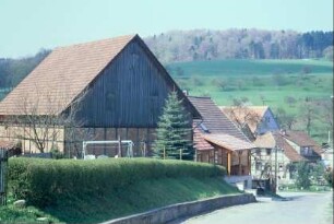 Blick von Norden, Straße mit Häusern
