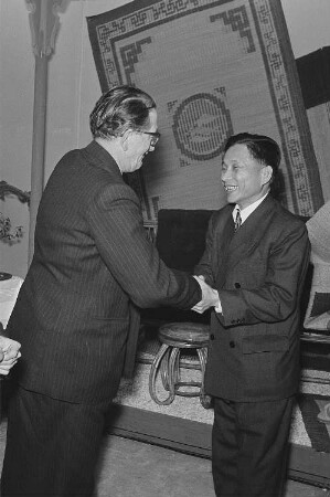 Vertreter der Messeleitung dankt der vietnamesischen Delegation