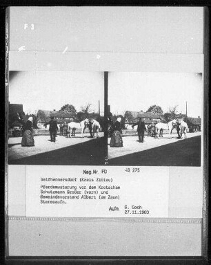 Pferdemusterung vor dem Kretscham. Schutzmann Großer (vorn) und Gemeindevorstand Albert (am Zaun)